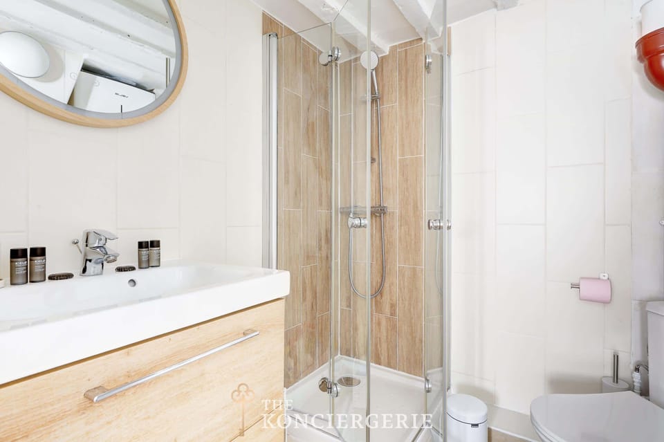 Cette salle de bain moderne est équipée par votre séjour, vous y retrouverez un lave-main, un WC et une douche.