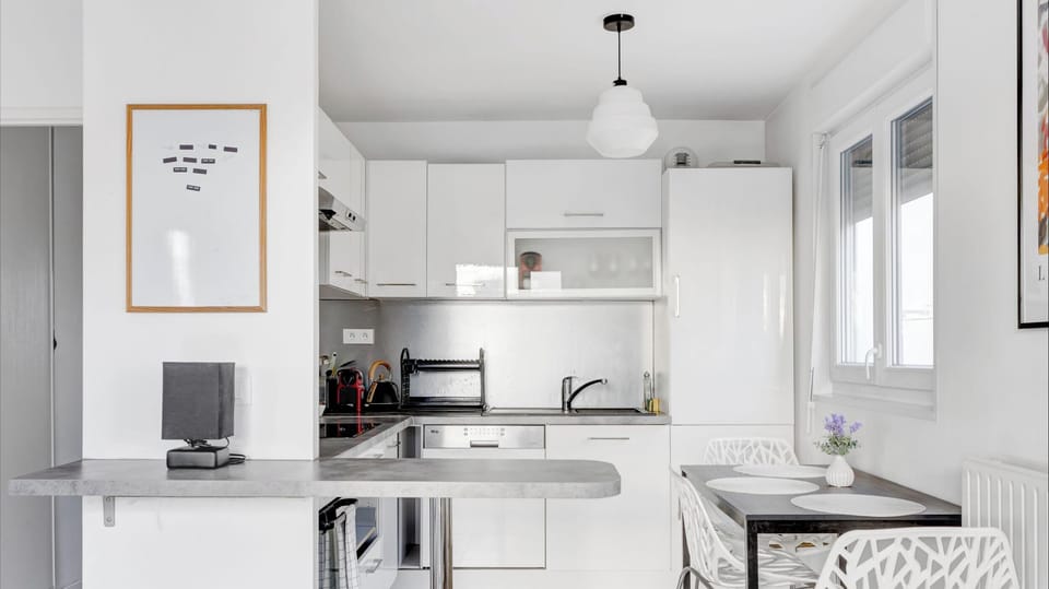 Coin repas avec cuisine fonctionnelle et équipée