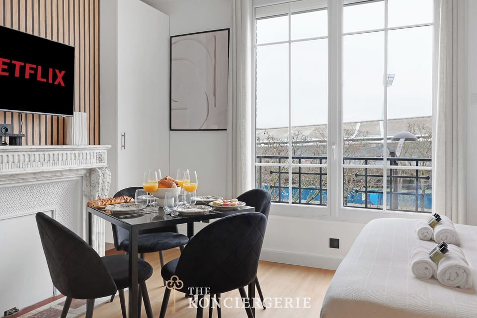 Coin repas convivial, parfait pour partager un petit-déjeuner ou un dîner.