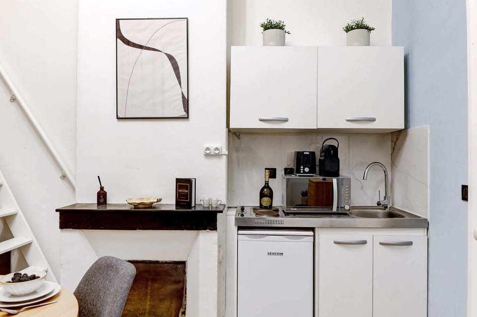 Kitchenette fonctionnelle et équipée