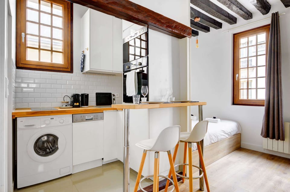 Et finissez par découvrir cette kitchenette pratique et moderne, parfaitement équipée pour préparer vos repas avec simplicité et style