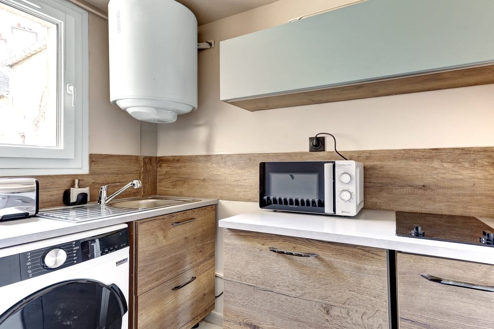 Cuisine incluant une plaque de cuisson, bouilloire, machine à café, micro-onde et grille-pain
