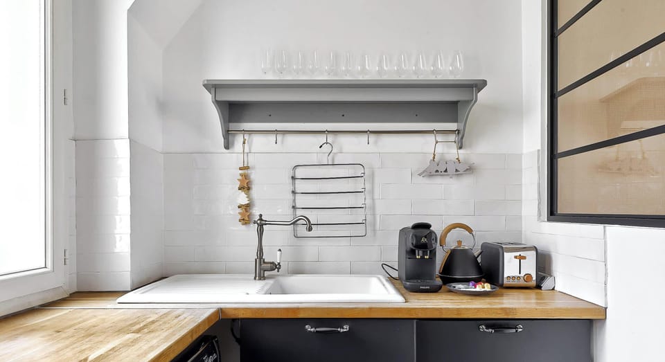 Cuisine fonctionnelle et équipée : évier, grille-pain, machine à café, rangements, etc.
