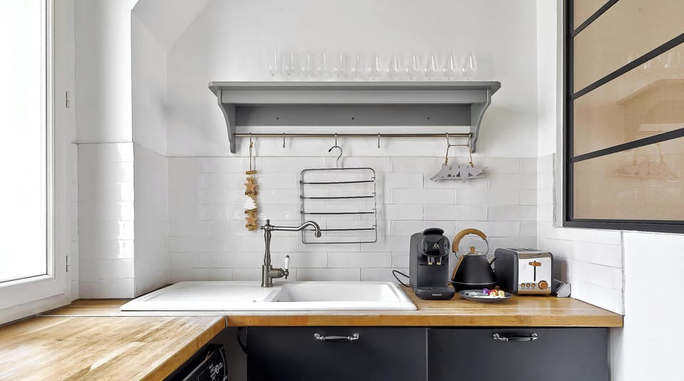 Dans cette cuisine, vous retrouverez tout le nécessaire pour passer un séjour confortable ! Grille-pain, micro-onde, plaque de cuisson et bouilloire sont à votre disposition !