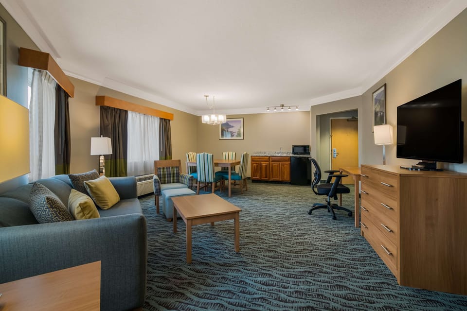 Suite, 1 King Bed, Non Smoking, Jetted Tub | Premium bedding, in-room safe, desk, laptop workspace