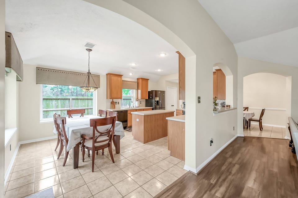 Eat in kitchen seats 6