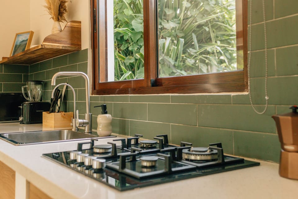 Deluxe Suite, Air conditioning, Garden View | Private kitchen