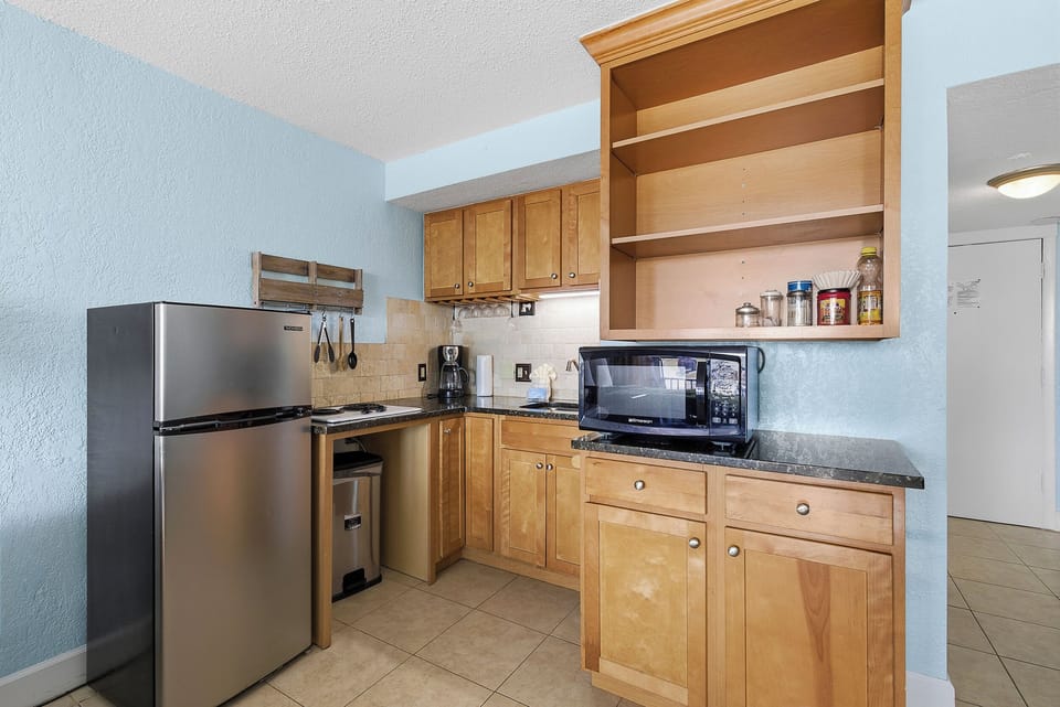 Enjoy the convenience of a fully equipped kitchenette during your beach stay. Featuring a mini fridge, cooktop, microwave, and coffee maker—perfect for easy meals after a day at the beach. Ideal for a relaxing seaside getaway. 🌊