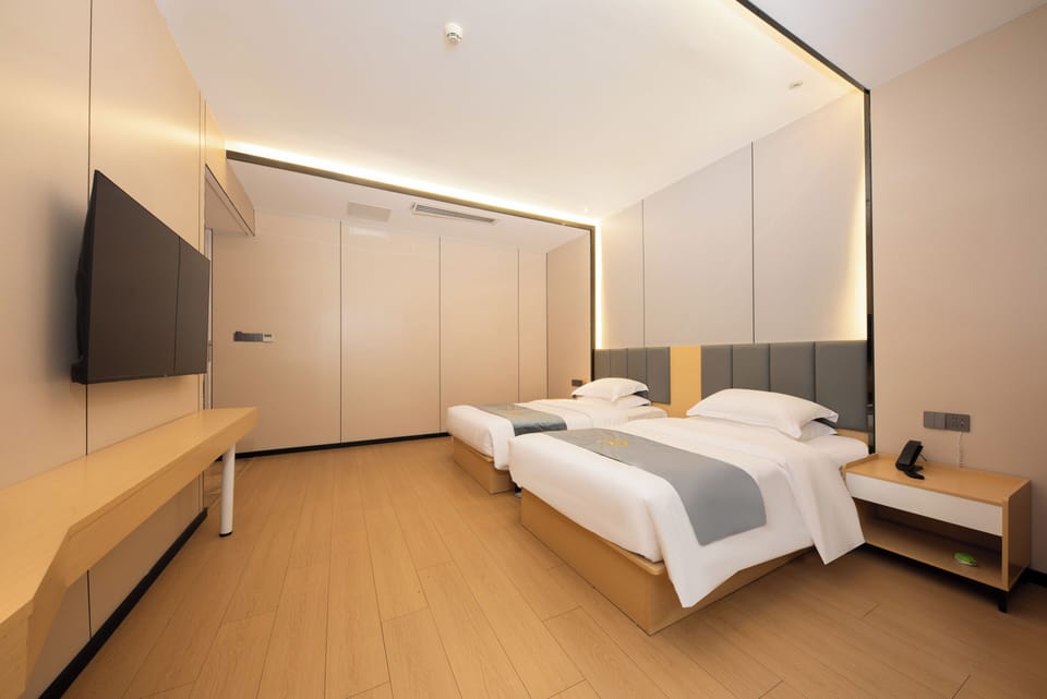 Luxury Twin Room, City View | Desk, laptop workspace, blackout drapes, soundproofing