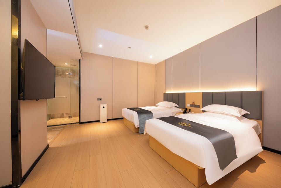 Superior Twin Room | Desk, laptop workspace, blackout drapes, soundproofing