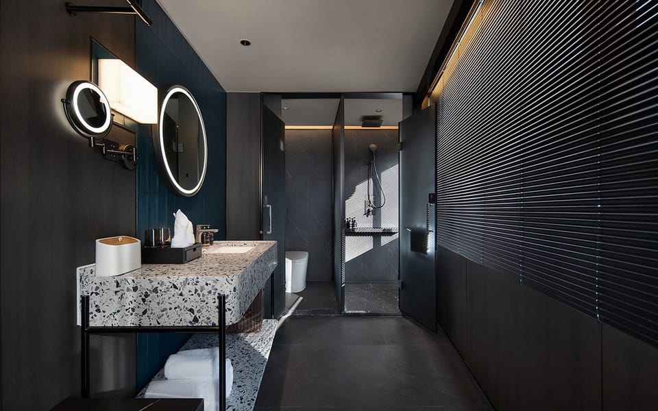 Luxury Suite, 1 King Bed, Non Smoking, City View | Bathroom | Shower, rainfall showerhead, free toiletries, hair dryer