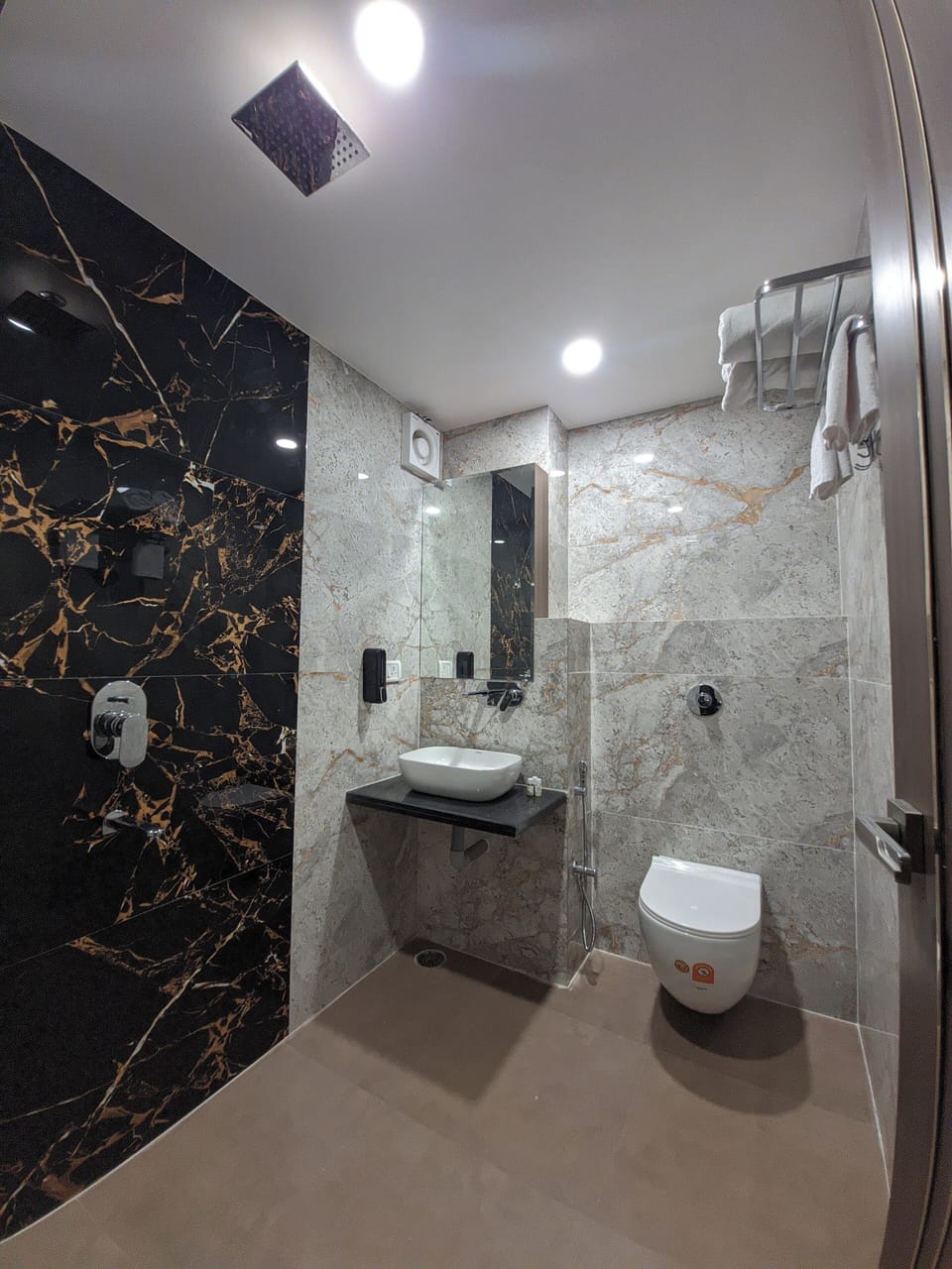 Deluxe Double Room | Bathroom | Shower, free toiletries, towels, soap