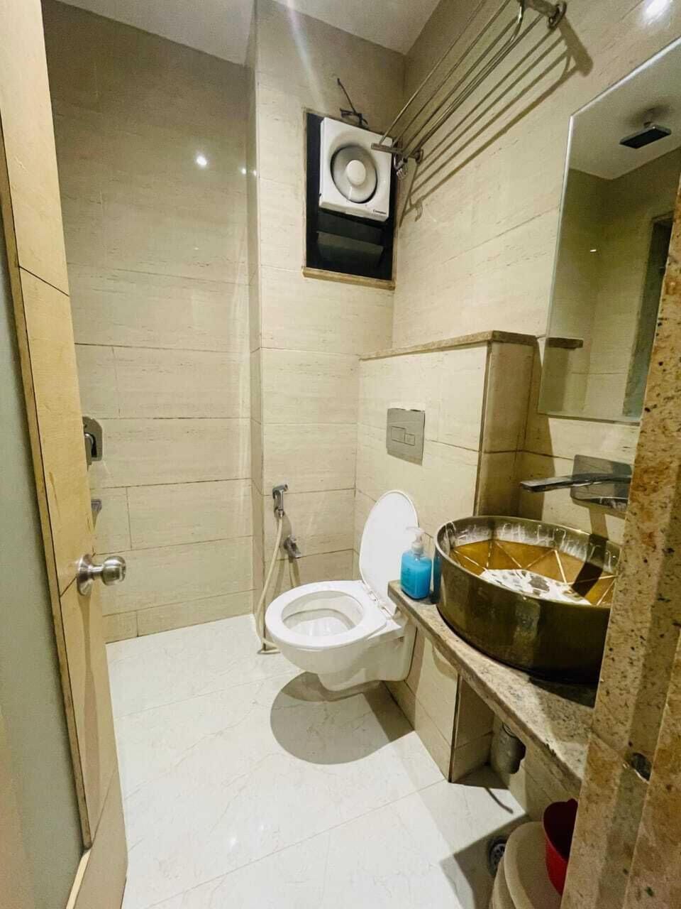 Classic Room | Bathroom | Shower, towels, soap, shampoo
