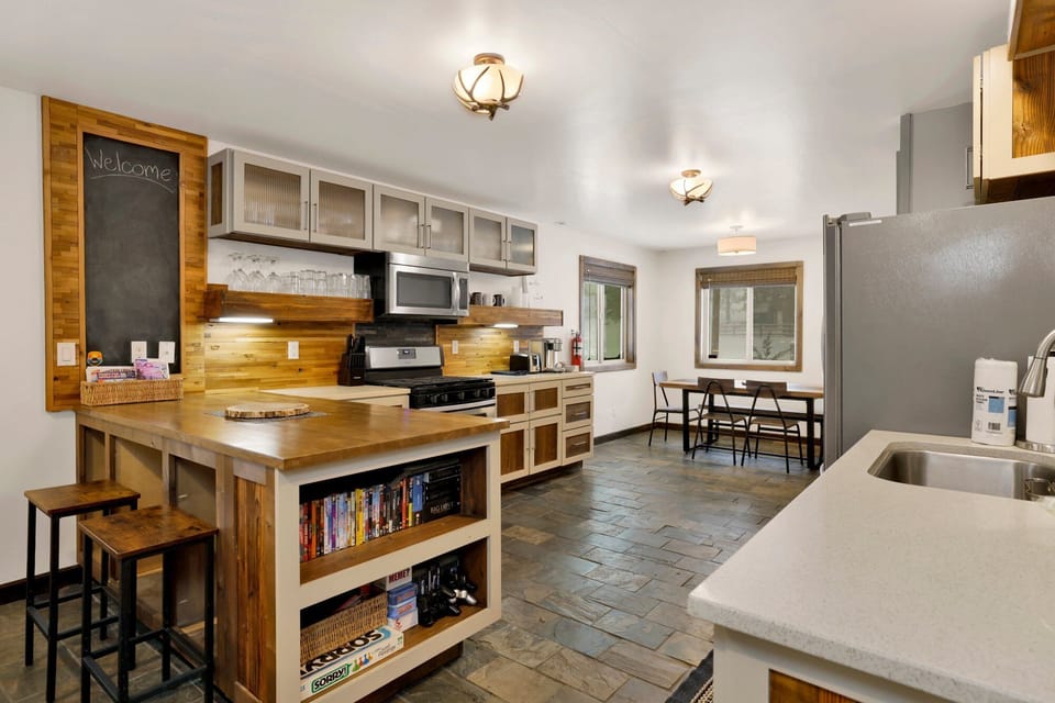 Fully equipped cabin kitchen with coffee maker, ideal for cozy mountain stays.