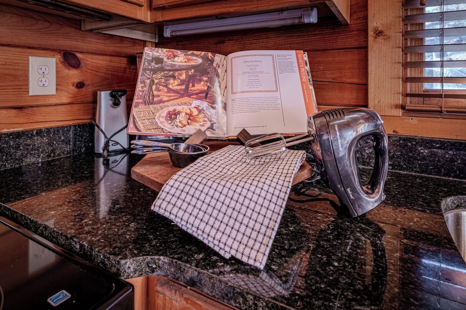 Granite kitchen countertops with a ample meal‑prep area