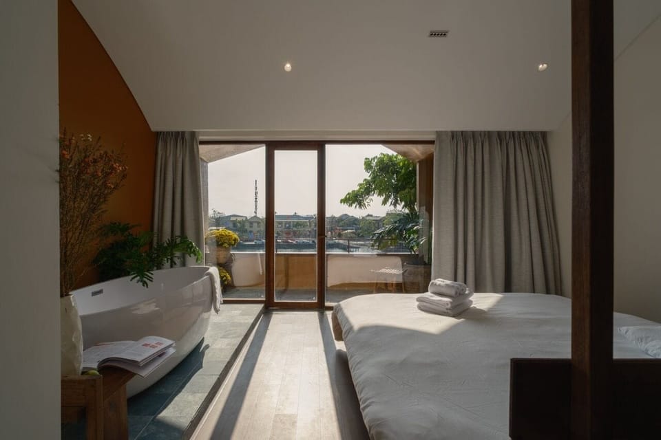 Deluxe Double Room, Balcony, Lake View | Laptop workspace, free WiFi, bed sheets