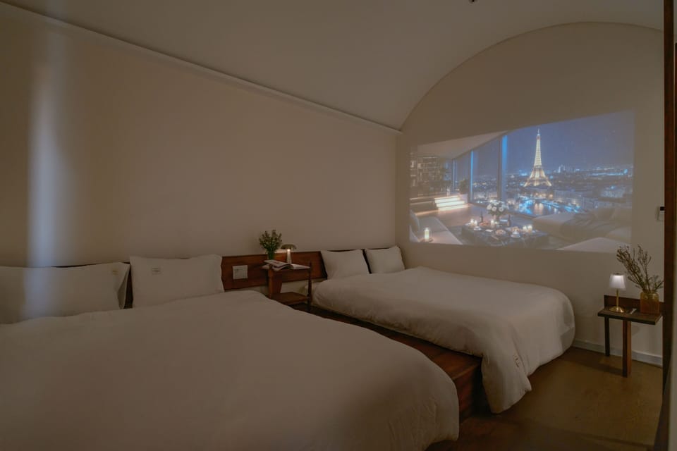 Deluxe Quadruple Room | Laptop workspace, free WiFi, bed sheets