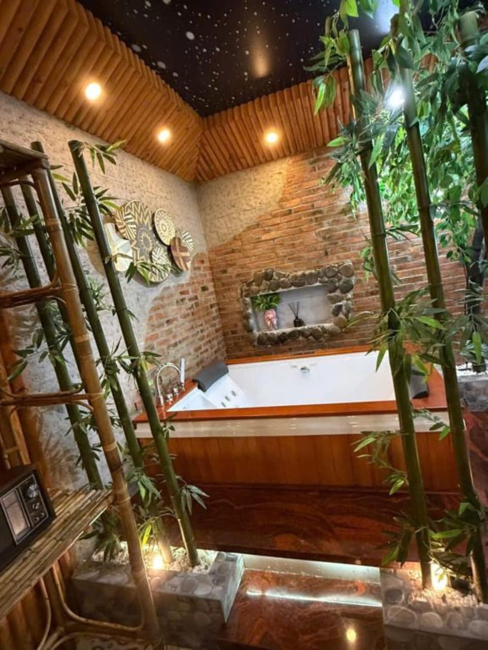 Deluxe Double Room | Bathroom | Shower, free toiletries, hair dryer, bidet