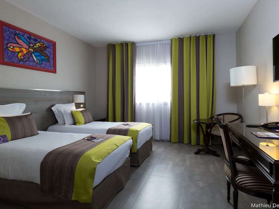 Classic Twin Room, 2 Twin Beds | Minibar, in-room safe, desk, laptop workspace