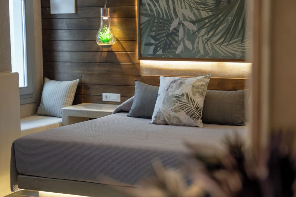 Deluxe Room, 1 Queen Bed, Jetted Tub | In-room safe, iron/ironing board, free WiFi, bed sheets