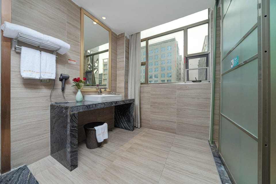 Luxury Double Room, City View | Bathroom | Shower, free toiletries, hair dryer, slippers