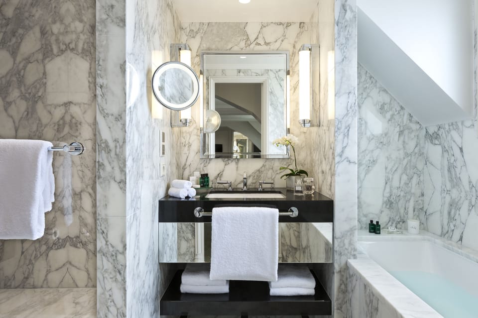Junior Suite Terrasse | Bathroom | Designer toiletries, hair dryer, bathrobes, slippers