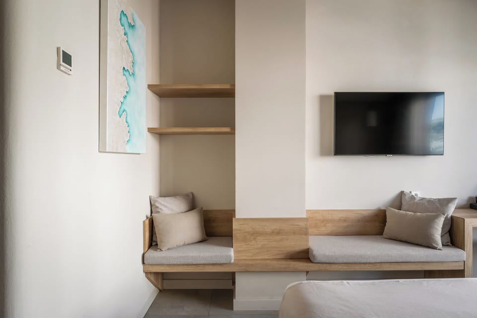 Superior Terrace | Minibar, in-room safe, desk, laptop workspace