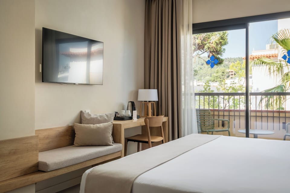 Superior Terrace | Minibar, in-room safe, desk, laptop workspace
