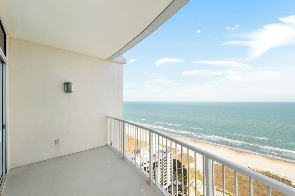 High-rise balcony with island panoramas

