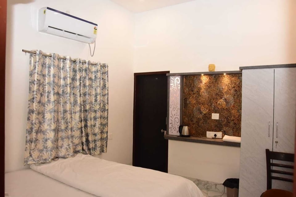 Deluxe Room, City View | Desk, laptop workspace, free WiFi
