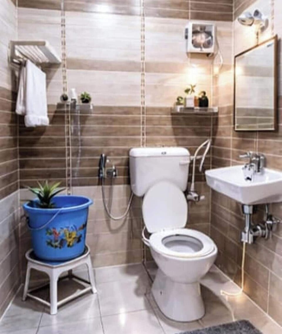 Classic Double Room | Bathroom | Shower, free toiletries, bidet, towels