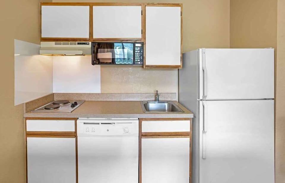 Room, 1 Queen Bed, Mobility Accessible, Non Smoking | Private kitchen | Fridge, microwave, stovetop, dishwasher