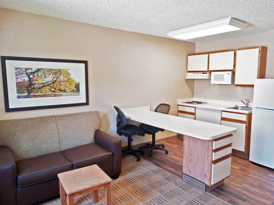 Room, 1 Queen Bed, Non Smoking, Kitchen | Private kitchen | Fridge, microwave, stovetop, dishwasher