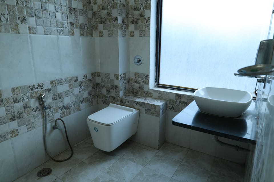 Family Suite, City View | Bathroom | Shower, towels, soap, shampoo