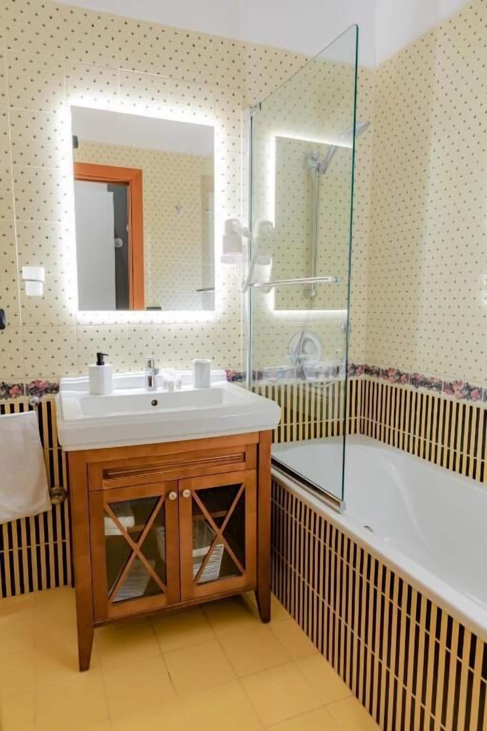 Family Quadruple Room, City View | Bathroom | Bathrobes, slippers, bidet