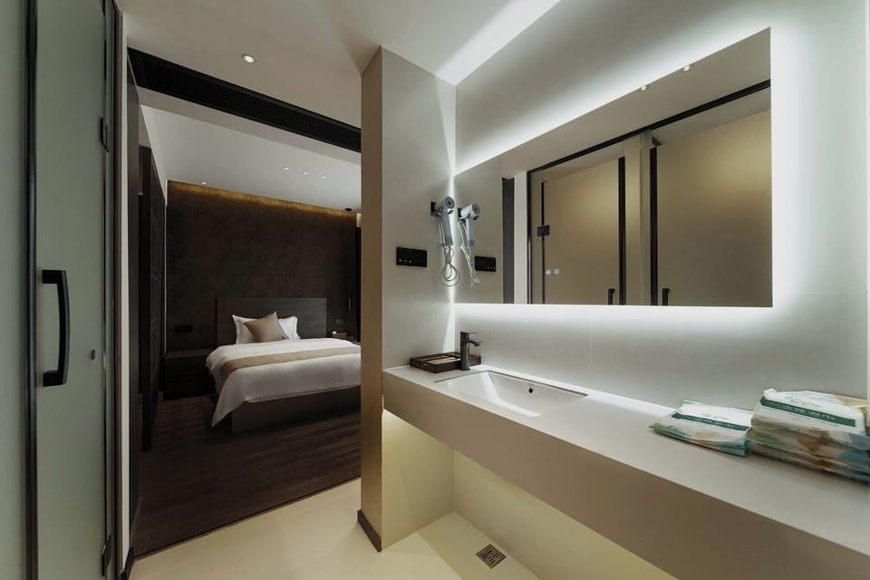 Luxury Suite, City View | Bathroom | Shower, free toiletries, hair dryer, slippers