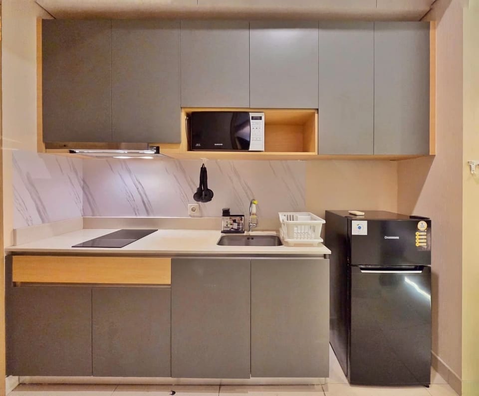 Studio, 1 Bedroom, City View | Private kitchen | Fridge, microwave, stovetop, cookware/dishes/utensils