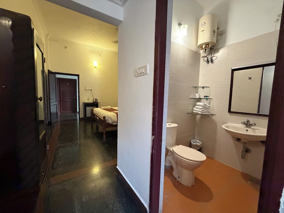 Studio Suite | Bathroom | Free toiletries, towels, soap