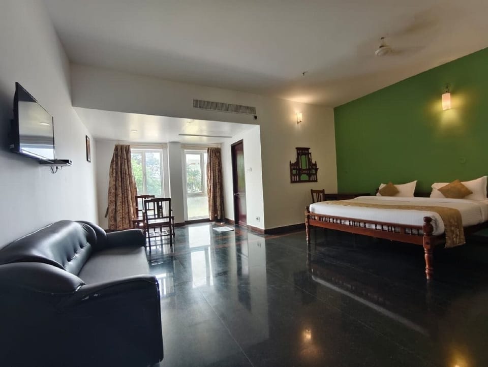 Luxury Studio Suite | Desk, laptop workspace, free WiFi
