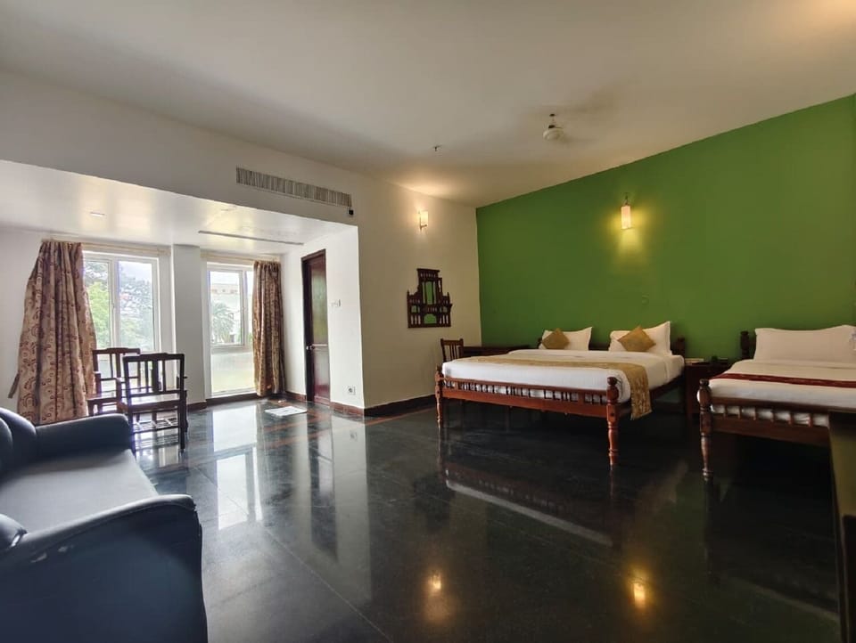 Luxury Studio Suite | Desk, laptop workspace, free WiFi