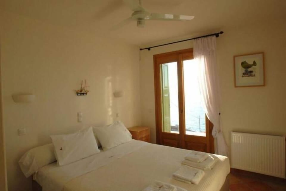 Luxury Suite, Sea View | In-room safe, iron/ironing board