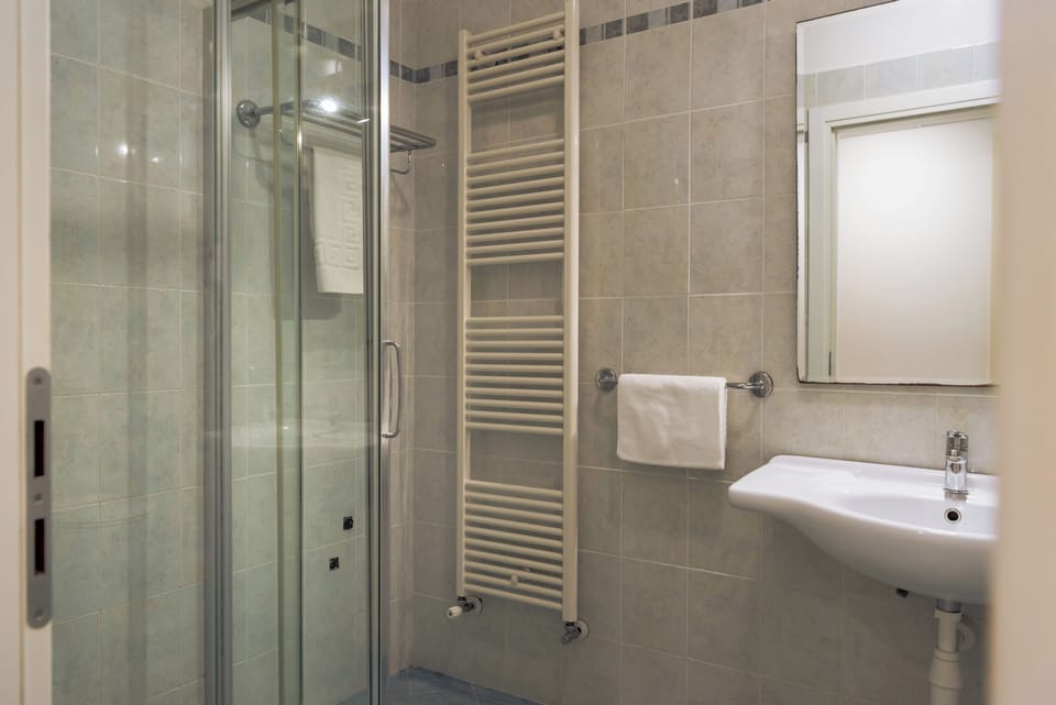 Shower, towels