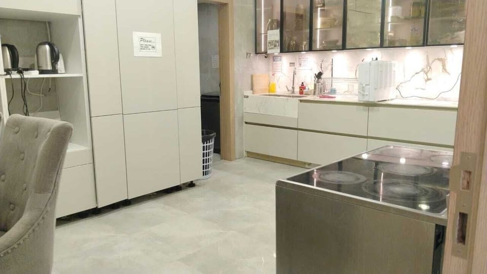 Full-size fridge, microwave, oven, cookware/dishes/utensils