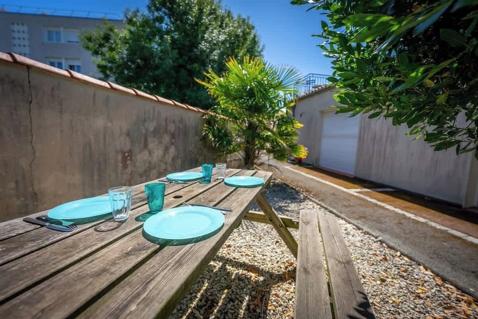 Coin avec table extérieure pour profiter du soleil.