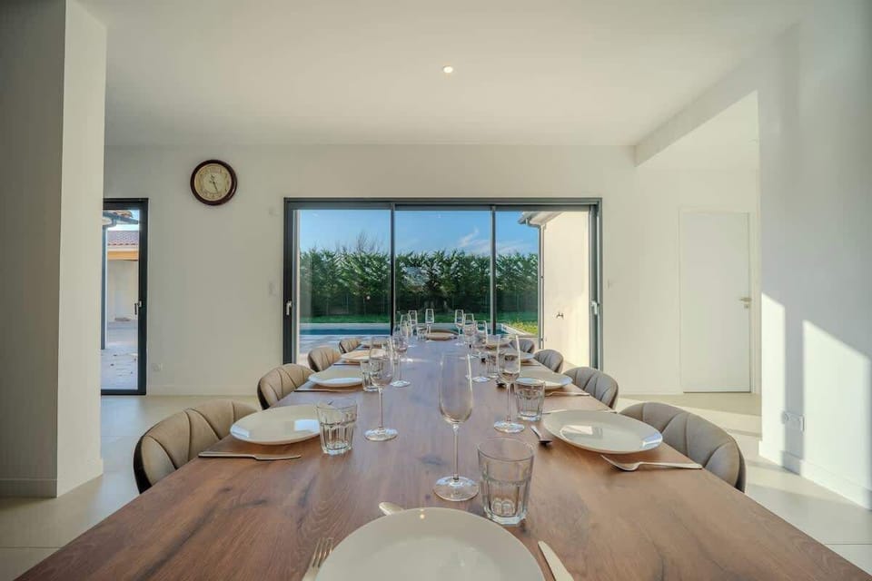 Espace repas avec vue sur la piscine