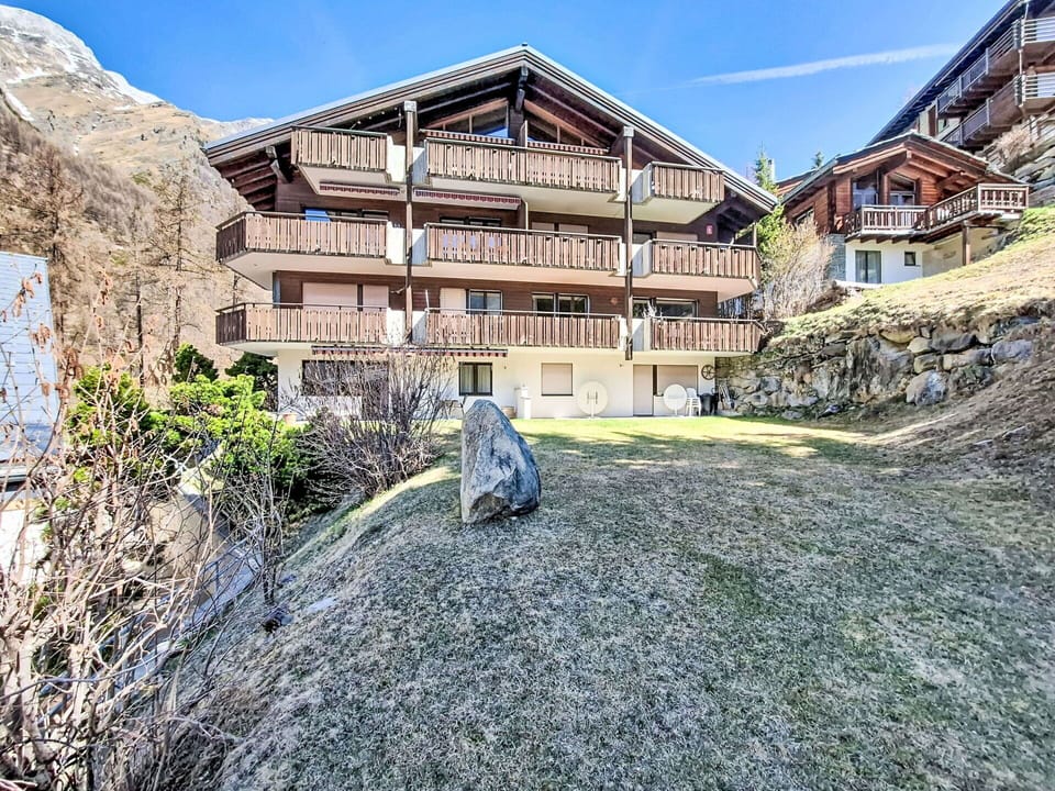 Estate, Landscaping, Villa, Hedge, Balcony