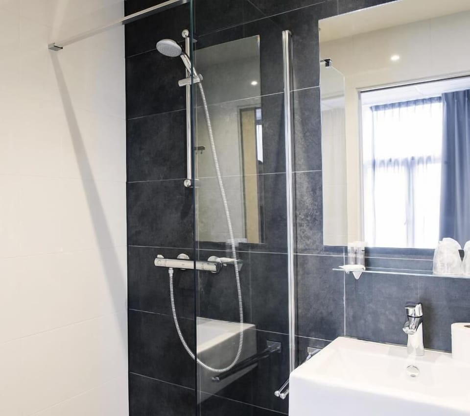 Comfort Twin Room | Bathroom | Shower, towels, soap, shampoo