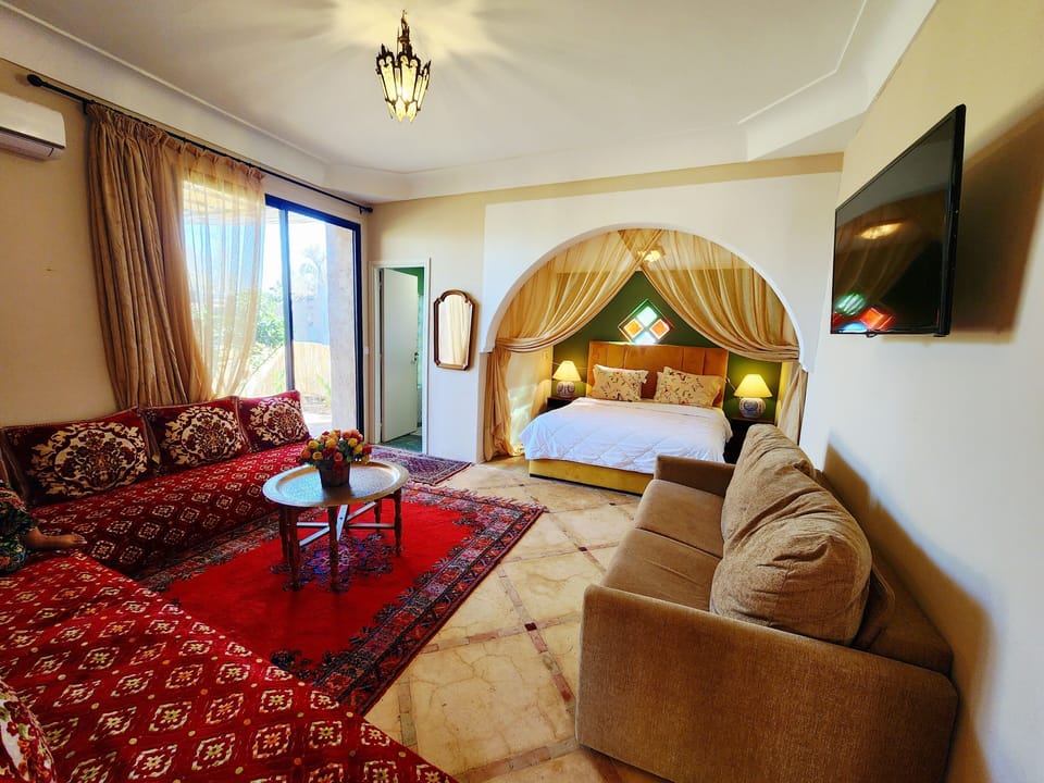 Laptop workspace, blackout drapes, iron/ironing board, free WiFi