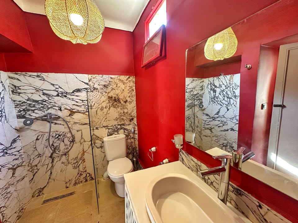 Shower, free toiletries, hair dryer, towels