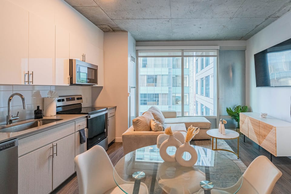 Single Room, Non Smoking, City View | Dining room